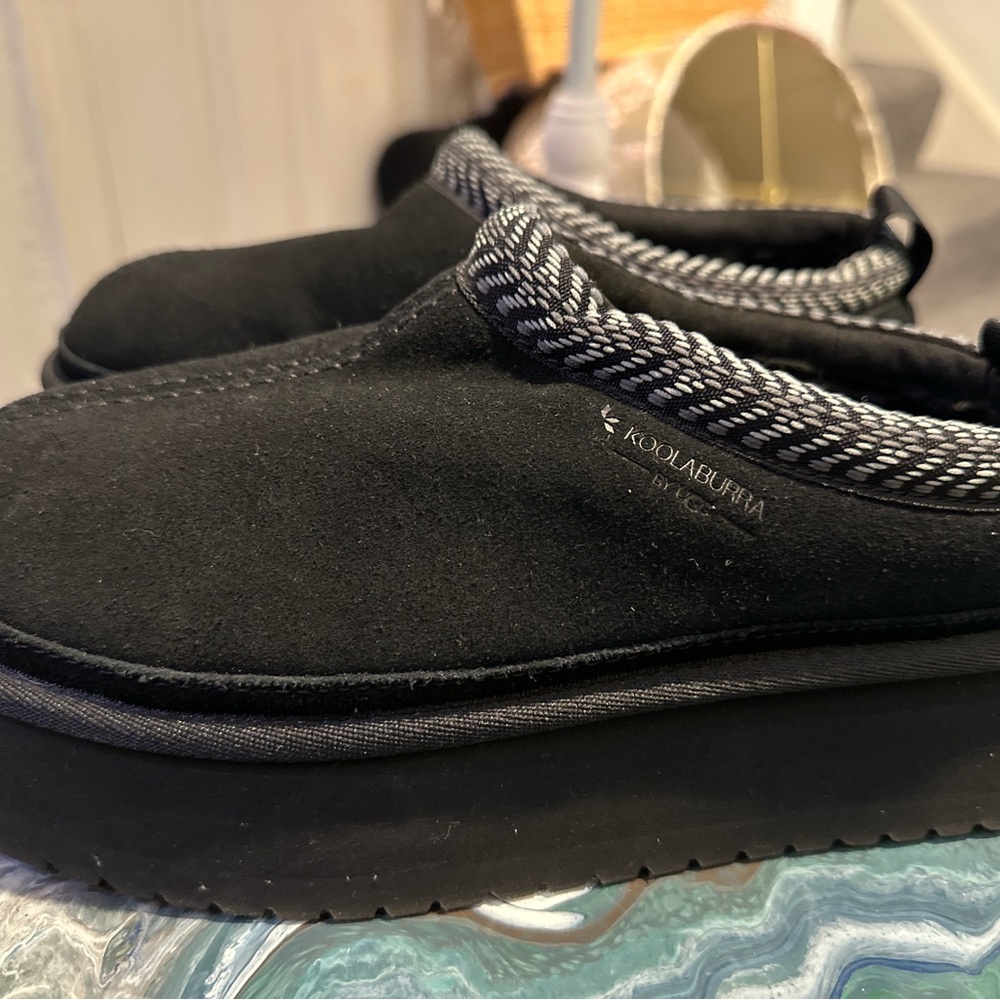 Koolaburra by UGG Burree platform slippers in black. Size 8